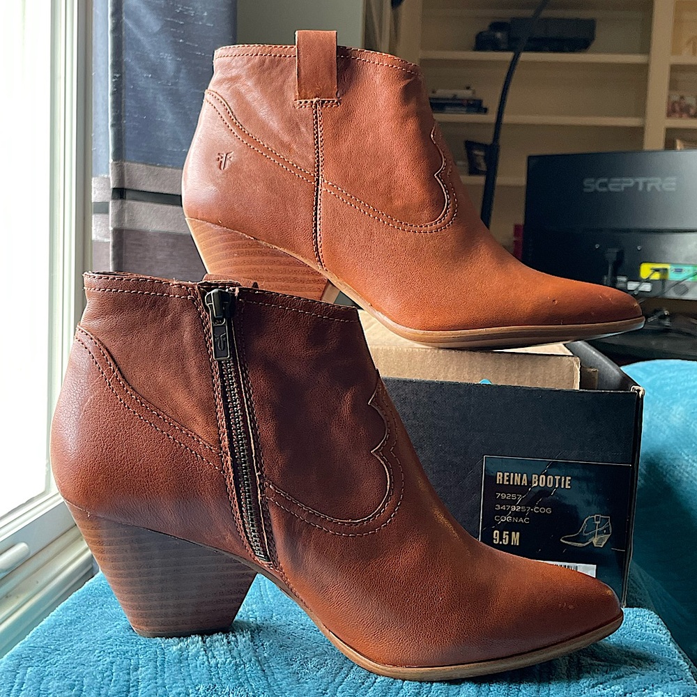 SPeCiaL Brand NEW Frye Reina Booties Ankle Boots zipper Cognac leather size 9.5M